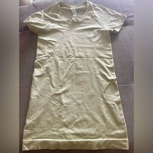 Lululemon Swiftly Tech Short
Sleeve size 0